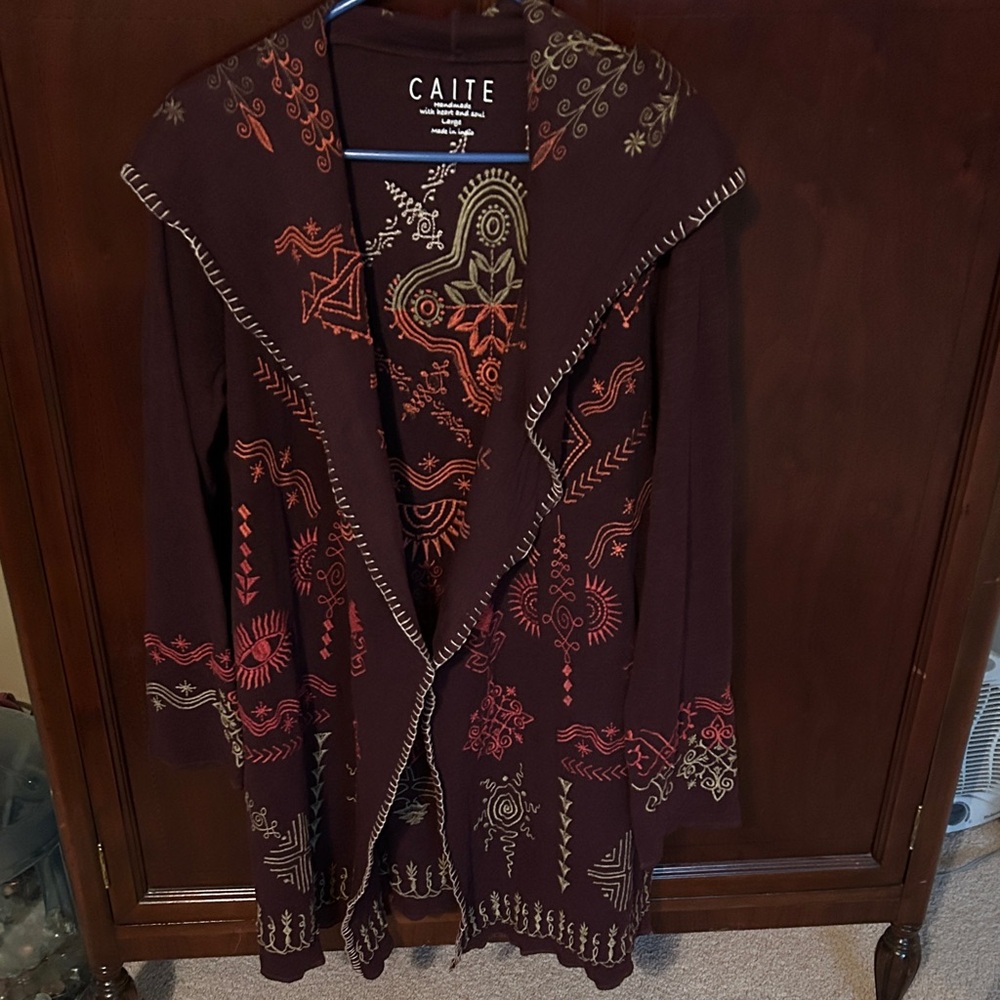 Caite hooded jacket from Anthopology
Size large brand new….very classy!!!